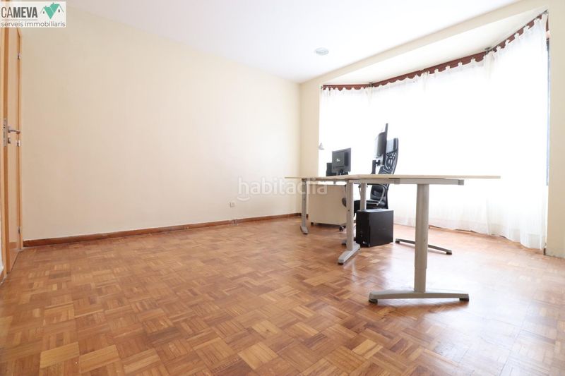 Foto b2b99f60-da0c-4094-a5df-272b426774fb. Casa amb calefacció aparcament a Centre Sabadell