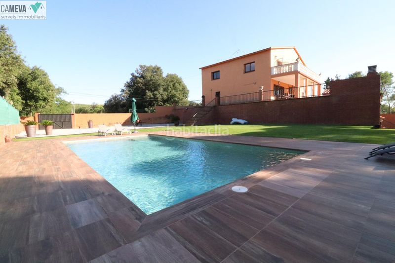 Foto e21296d8-d698-43e4-ad52-65bb4390da16. Casa amb calefacció aparcament piscina a Les Fonts Terrassa