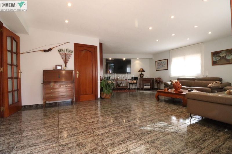 Foto fba25f80-e745-4404-b61f-30b4d6871929. Casa amb calefacció aparcament piscina a Les Fonts Terrassa