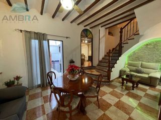 Maison  Calle capita cendra. Casa con dos terrazas y patio interior en pego  potencial inmens
