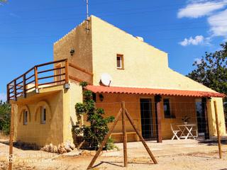 Masía en Vial camino 35. Encantadora finca rústica con casa habitable a 5 minutos de l’am