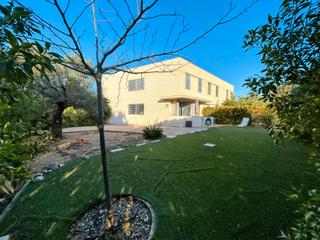 Semi detached house  Carrer estocolm. Casa con jardín privado y piscina comunitaria
