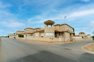 Casa en Calle va herclea 1. Vive el estilo mediterrneo, espacios amplios te estn esperando