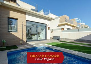 Chalet in Calle pegaso 62. Elegancia y privacidad a pasos del mar  pilar de la horadada.