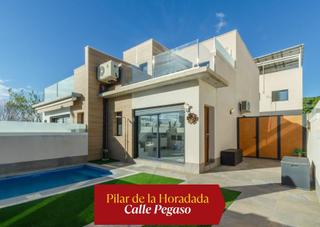 Chalet in Calle pegaso 62. Elegancia y privacidad a pasos del mar  pilar de la horadada.