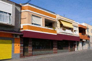 Flat in Calle submarino 31. Vivienda  local y amplio garaje en barrio peral