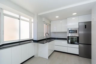 Appartamento in Avenida del pintor portela 36. Piso reformado a estrenar con garaje y piscina en urb. estrella