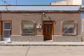 Casa a Calle cardona 3. Casa de planta baja con patio grande y terraza en los dolores