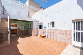 Casa a Calle cardona 3. Casa de planta baja con patio grande y terraza en los dolores