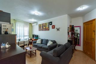 Appartamento in Calle de la cirujeda 19. Estupendo piso bajo del año 2008, con patio, garaje y trastero