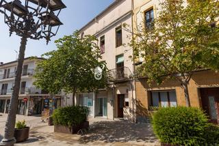 Maison à Centre. Casa histórica del siglo xix en la plaza principal de vidreres c