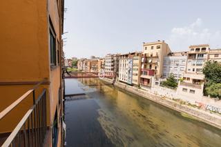 Lloguer Apartament a Centre-Barri Vell. Amplio piso con terraza con vistas al onyar