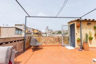 Àtic a Centre-Barri Vell. Ático dúplex con terraza privada y vistas a la catedral en el co