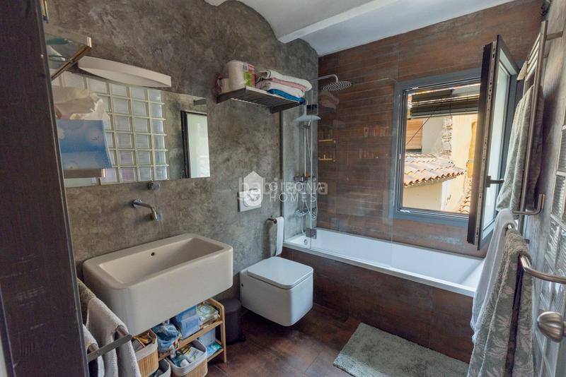 Foto ceb418d9-6561-4fbd-a62b-2b2fa0fb0672. Attico in Centre-Barri Vell Girona