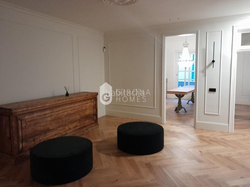 Foto 00f36dfb-40b9-48d3-96e1-988d384b9069. Alquiler apartamento encanto histórico y confort moderno en la calle de la força en Girona
