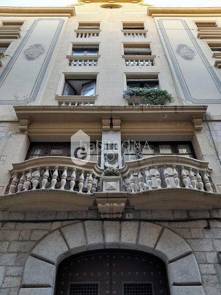 Foto 165885e8-9b39-427f-91eb-8e148d207bc0. Alquiler apartamento encanto histórico y confort moderno en la calle de la força en Girona