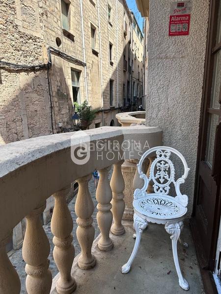Foto 18f2031d-1f0b-4e58-a081-1edcbda2d6e6. Alquiler apartamento encanto histórico y confort moderno en la calle de la força en Girona