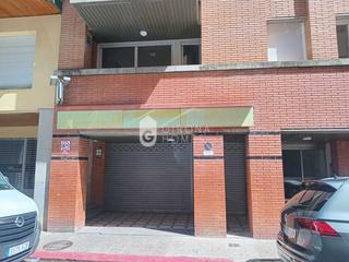 Aparcament cotxe a Sant Narcis. Garaje cerrado para 2 vehículos  espacio comercial multifunciona