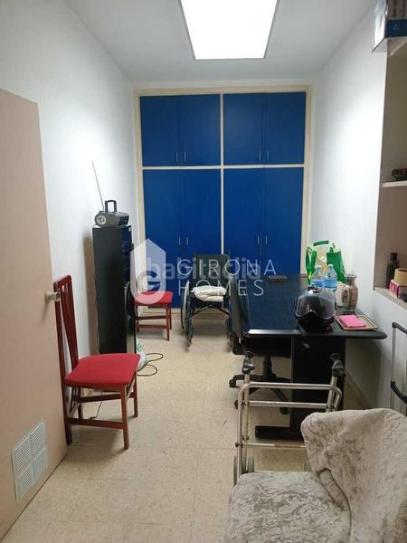 Foto 01f6ef32-6ae0-4e97-a80b-5b20253d9c3e. Parking voiture dans Sant Narcis Girona