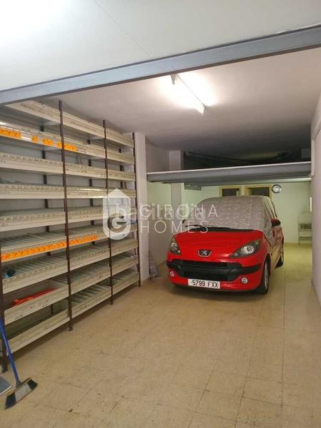Foto acfbdfa5-57d3-436a-b301-803e4003c448. Parking voiture dans Sant Narcis Girona