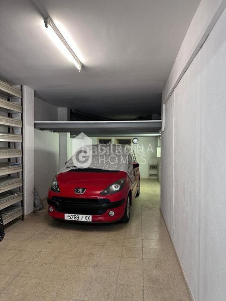 Foto c2d6ca4b-5ee5-49a4-8b4f-b1d16a7ce449. Parking voiture dans Sant Narcis Girona