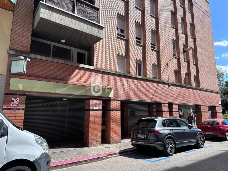 Foto d3e55972-e2cf-4c8f-a7fb-d528537093a9. Parking voiture dans Sant Narcis Girona