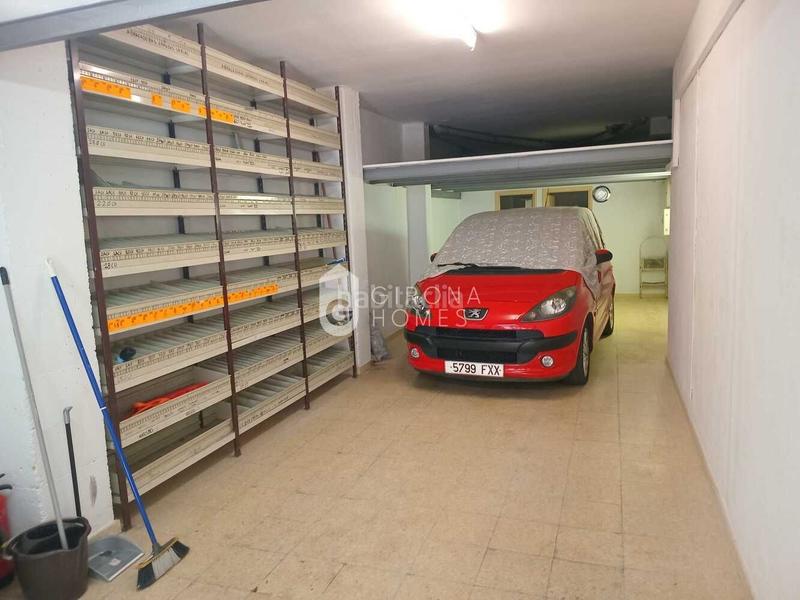 Foto e41b833f-8a8c-4acd-aab0-efa7cb402bfc. Parking voiture dans Sant Narcis Girona