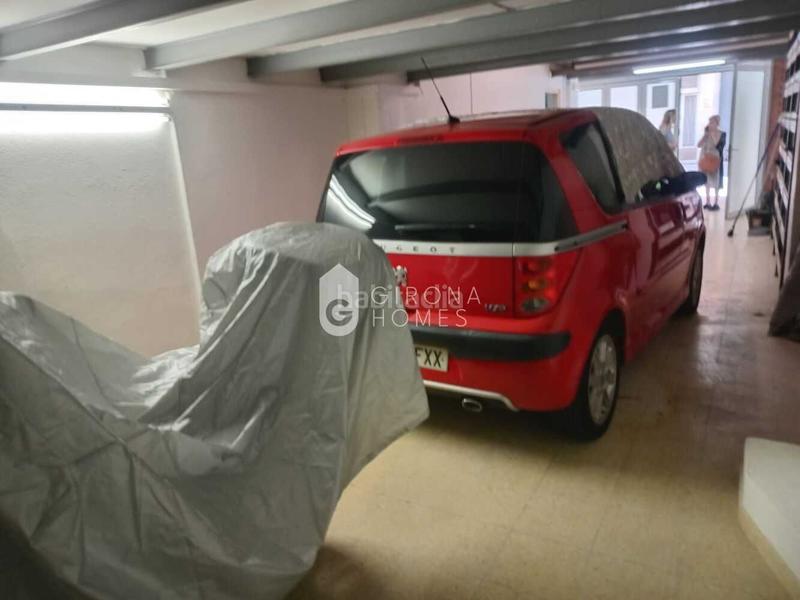 Foto e6d0cfe9-7c8f-4bfd-96fc-b8bc9bf69f93. Parking voiture dans Sant Narcis Girona