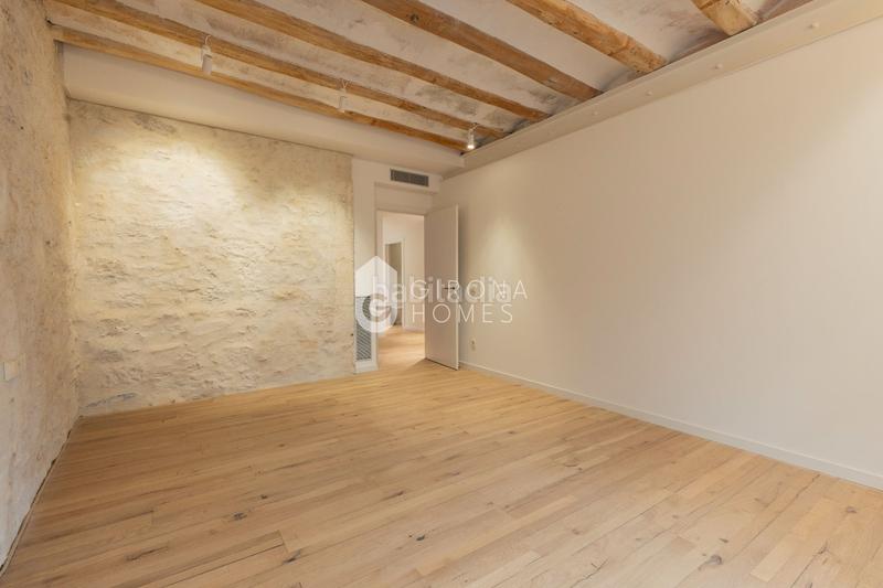 Foto 39173f9f-25f4-4c5c-8e0e-b71488ad1a93. Lloguer àtic amb calefacció a Centre-Barri Vell Girona