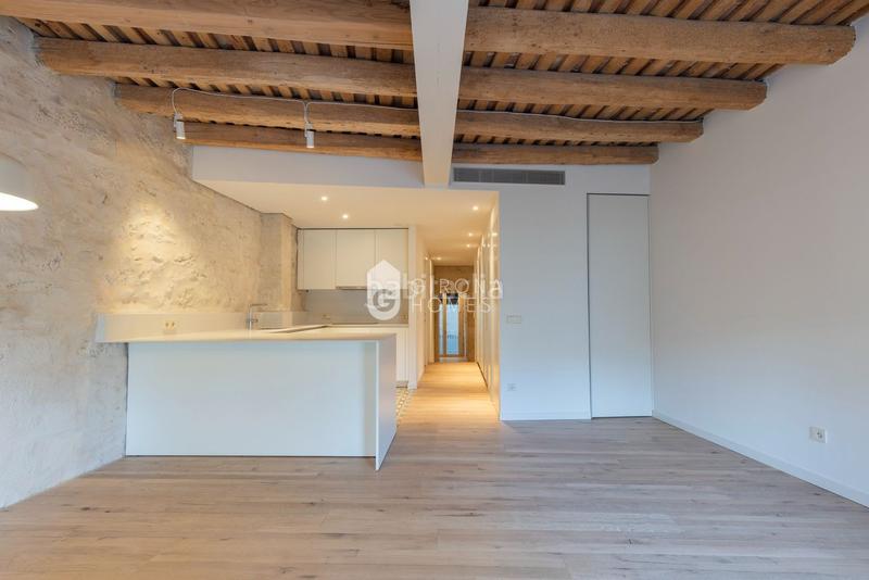 Foto bc8bb53d-b6a8-4a6f-bad6-83be3c53d1f8. Affitto attico con riscaldamento in Centre-Barri Vell Girona