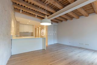 Lloguer Àtic a Centre-Barri Vell. Piso con encanto a estrenar en plaza cataluña