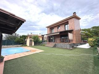 Lloguer Casa a Montilivi. Casa individual con jardín, piscina y barbacoa en alquiler en mo