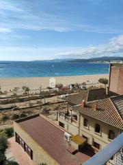 Apartament a Platja Gran. Apartamento renovado con espectaculares vistas al mar  paseo de