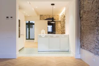 Lloguer Apartament a Centre-Barri Vell. Exclusivo piso de 2 dormitorios en plaça del vi  encanto históri
