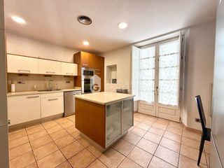 Rent House in Centre-Barri Vell. Amplio triplex con garaje en el corazón del barri vell de girona