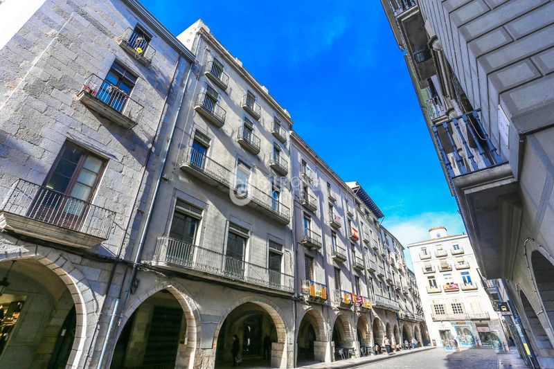 Foto 0db48f2a-e44b-48f4-84de-6bb551022098. Lloguer àtic amb calefacció a Centre-Barri Vell Girona