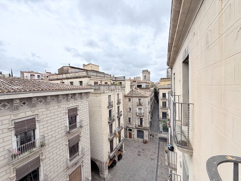Foto fa3c2572-c769-4062-8ea5-3e88d52b2fda. Lloguer àtic amb calefacció a Centre-Barri Vell Girona