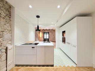 Lloguer Àtic a Centre-Barri Vell. Ático dúplex con encanto en plaça del vi, 2 terrazas y vistas en