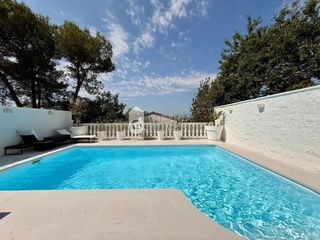 Casa adossada a Montjuïc. Casa adosada con piscina, terrazas y vistas a girona, a 5 minuto