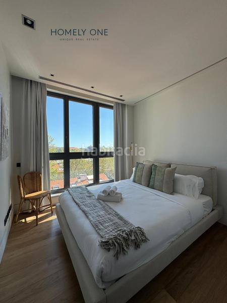 Foto 84da5359-f075-4118-bd1e-754e9fe08c01. Alquiler piso precioso apartamento con enormes ventanales y dos plazas de garaje en El Viso en Madrid