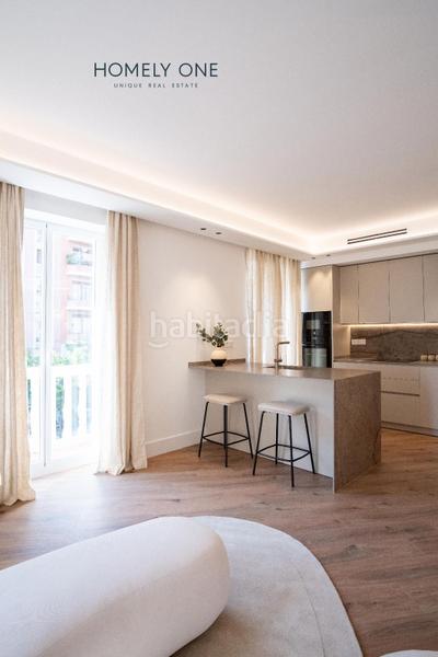 Foto a17c5dfb-15ff-434c-93f9-cfb000e3320a. Piso maravillosa vivienda totalmente exterior con 10 huecos a la calle 6 balcones en Madrid