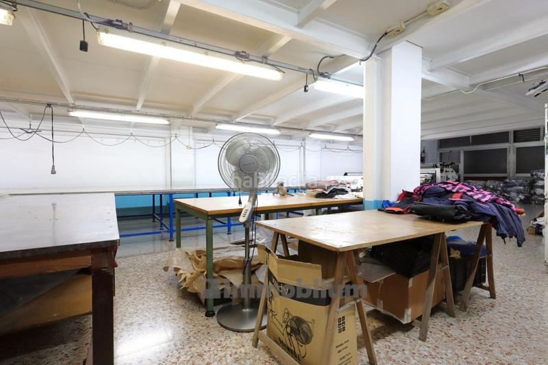 Foto 1989a37d-00fd-45bf-bb74-4a5185bc03e1. Alquiler local comercial con altillo en Centre Mataró