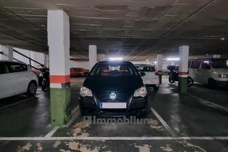 Aparcament cotxe a La Nova Esquerra de lEixample. Junto a plaza espaa