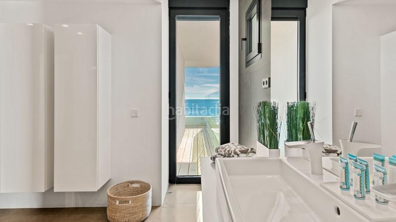 Foto 03c29d7a-6adc-4c60-b657-be44bdb39e4c. Casa villa en primera línea de playa en venta en Costabella en Marbella