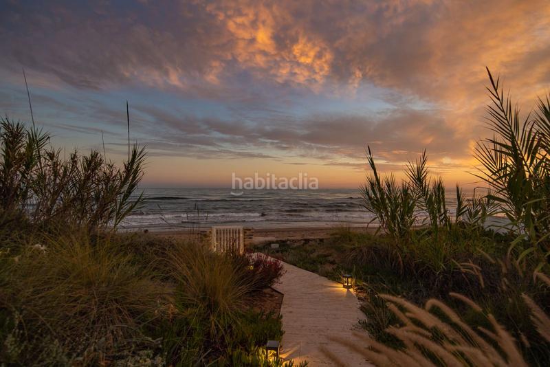 Foto 0d862e21-f884-4ef4-b836-f5cc2a2589c3. Casa villa en primera línea de playa en venta en Costabella en Marbella