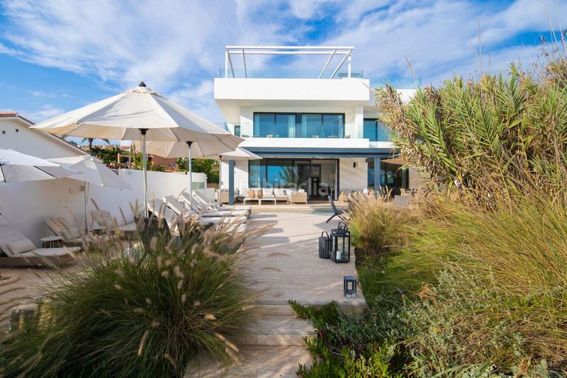 Foto 0f0cff9b-fbfe-4ce2-ad9d-e89faa25082d. Casa villa en primera línea de playa en venta en Costabella en Marbella