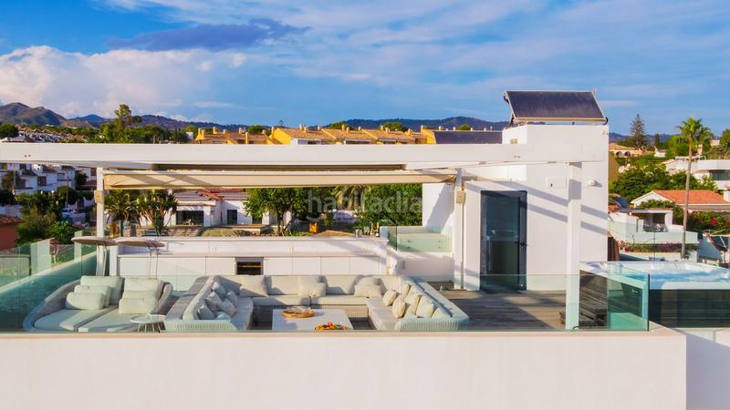 Foto 19f59e2a-af49-40e8-a887-ba044628c279. Casa villa en primera línea de playa en venta en Costabella en Marbella