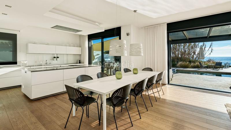 Foto 1dd4a320-1a38-4be8-a61d-0147dd4aa01e. Casa villa en primera línea de playa en venta en Costabella en Marbella