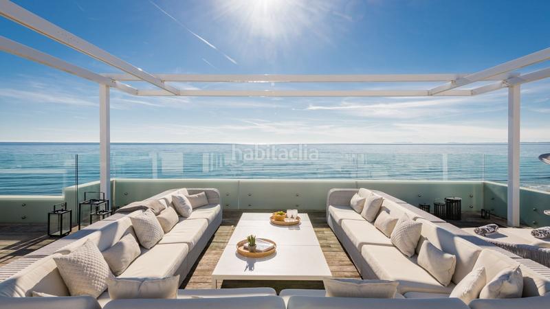 Foto 25cd2abb-31f7-4936-bb9e-812e723bd050. Casa villa en primera línea de playa en venta en Costabella en Marbella