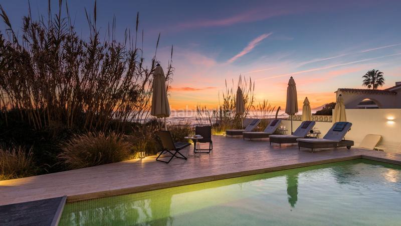 Foto 26b0c2a2-f250-4857-b8e8-a9dd66b675cd. Casa villa en primera línea de playa en venta en Costabella en Marbella